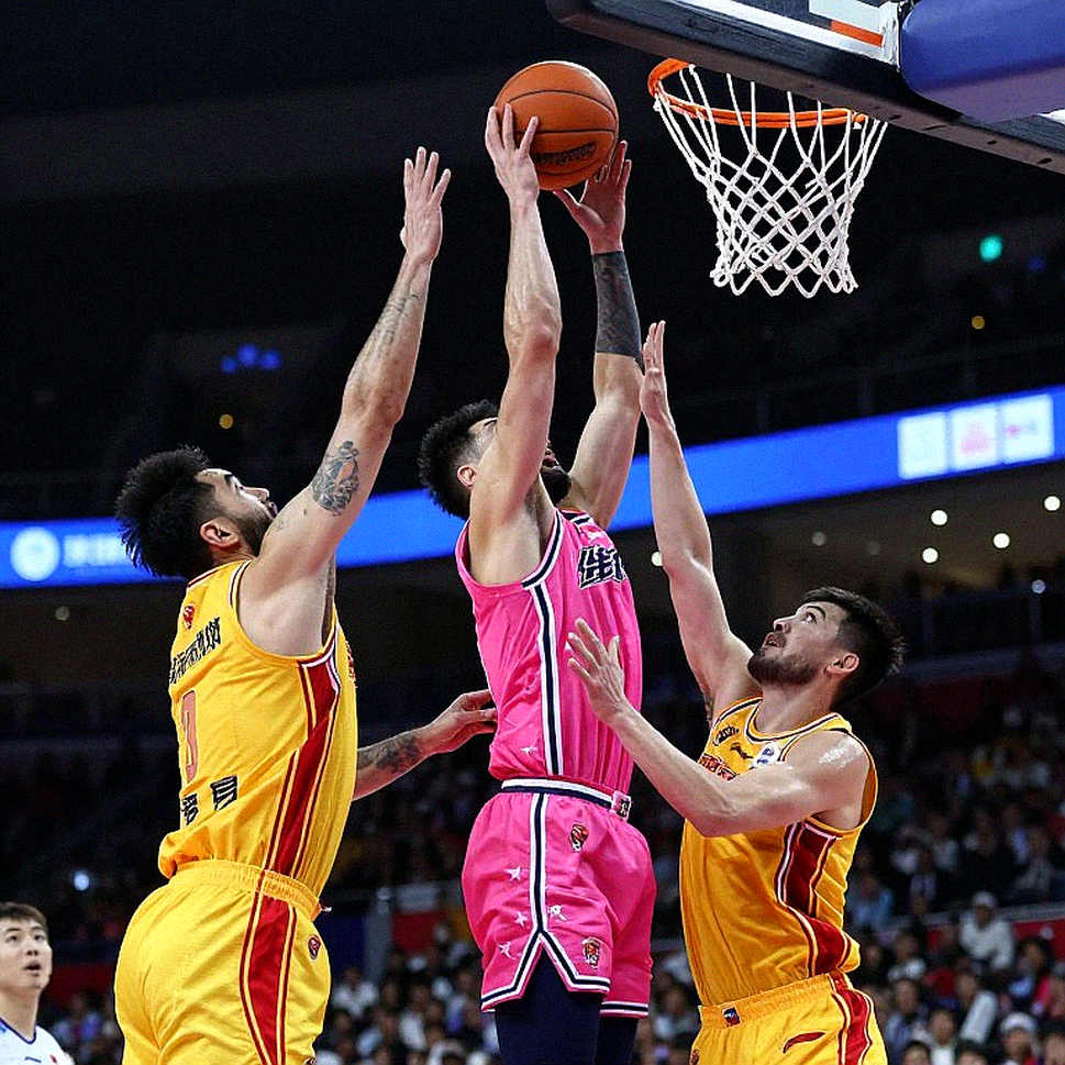 Sergio de Larrea, 1m98 và khoảng trống dữ liệu ở Dallas Mavericks